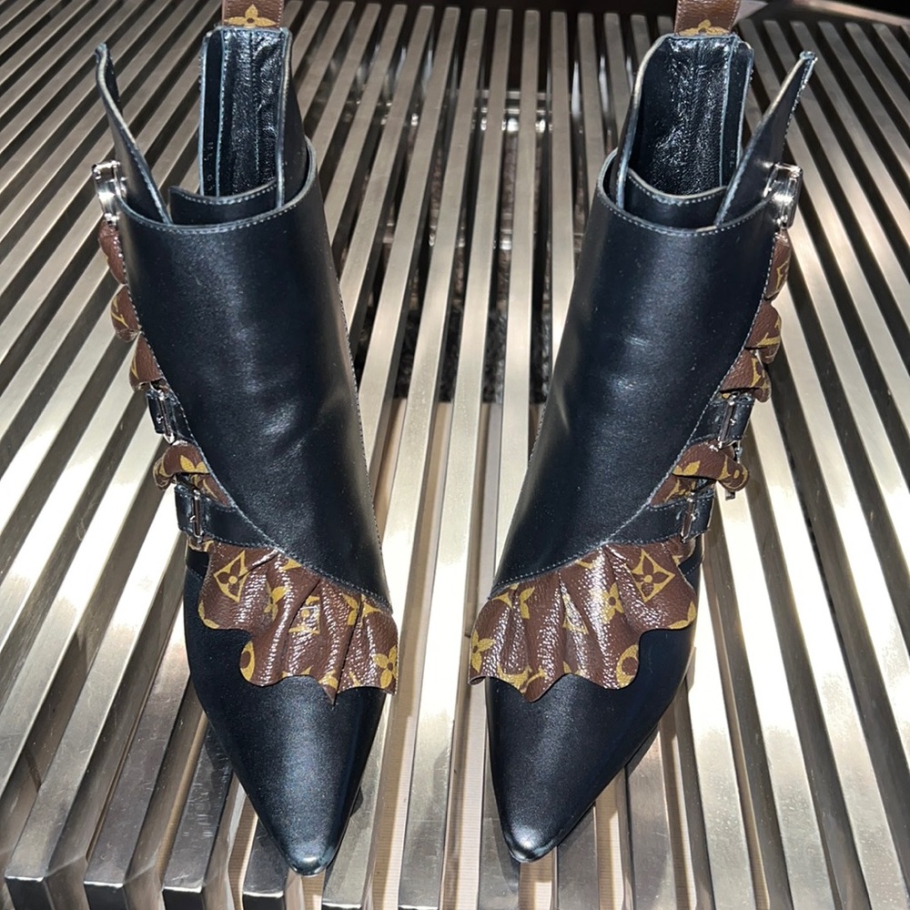 RARE Authentic Louis Vuitton Worn once  Sz 7.5 Janet Boots. 4 1/2 inch heel